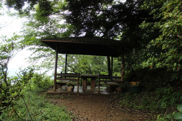 14:22　御獄山頂上直下の東屋に到着。登り道が続いたので、ちょっと一休み。