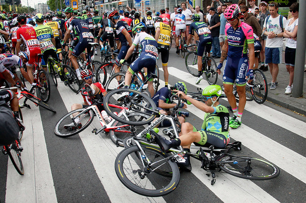 2015年ツール・ド・フランス第2ステージ、ウィナー・アナコナ（モビスター）らの落車