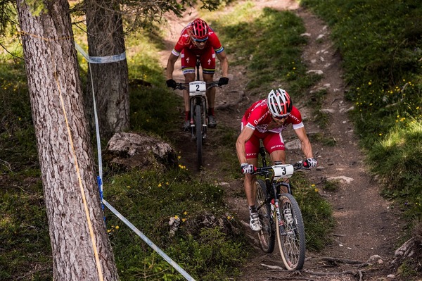 2015MTBワールドカップ・クロスカントリー第3戦スイス男子、ニノ・シュルター（スコット・オドロ）とヤロスラフ・クルハビー（スペシャライズド）