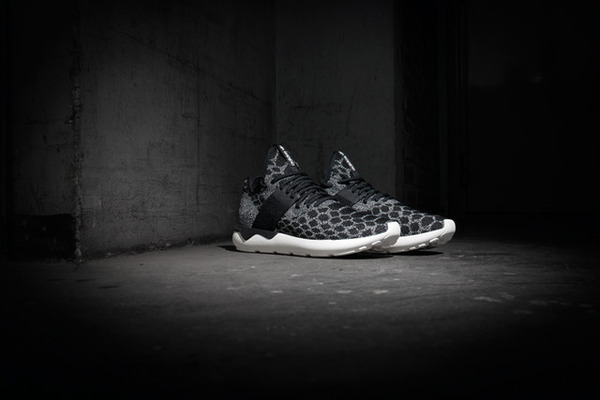 アディダスオリジナルスの「Tubular Runner Snake Primeknit」（1万6,000円）