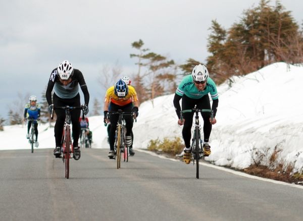 全国に先駆けて開催される自転車のヒルクライムレース、第13回ツール・ド・草津が志賀草津高原ルートを舞台に開催され、過去最高となる1700余名の選手達が白根山を目指し高低差800メートルを一気に駆け上がった。
