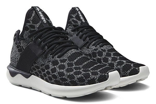 アディダスオリジナルスの「Tubular Runner Snake Primeknit」（1万6,000円）