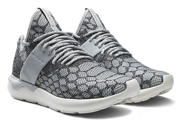 アディダスオリジナルスの「Tubular Runner Snake Primeknit」（1万6,000円）