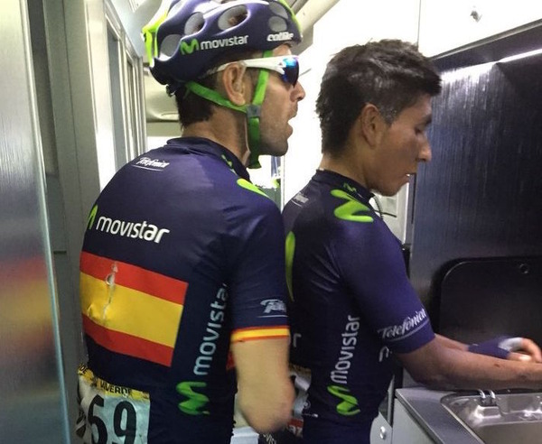 2015年ツール・ド・フランス第6ステージ、チームバスの中で傷を治療するナイロ・キンタナとアレハンドロ・バルベルデ（モビスター）