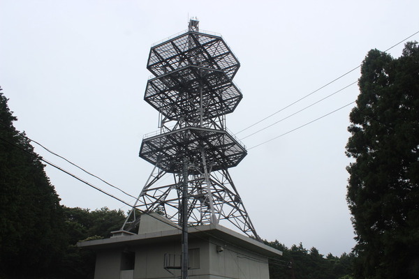 15:10　NTTの無線中継塔に到着する。塔の周囲をぐるりと歩くと、砂利道と登山道の分岐に出る。道しるべのある方に進む。