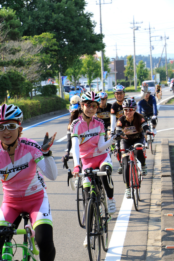 那須高原ロングライド2015with那須ブラーゼン＆宇都宮ブリッツェンが7月12日、栃木県那須氏で開催され、きれいで速い女性ユニット「ちゃりん娘」が参加者とともにロングライドを完走