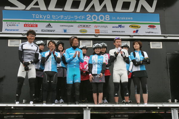 　5月10日に荒川サイクリングコースで開催された「TOKYOセンチュリーライド2008 in荒川」に多彩なゲストが登場した。元F1レーサーで冒険家の片山右京、日本人プロとして唯一ツール・ド・フランスに出場した経験を持つ今中大介、プロトライアスロンコーチの青山剛、快適