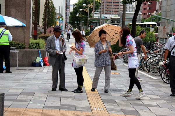 大阪で「信号守らせ隊」が発足…ちゃりん娘も啓発活動に参加