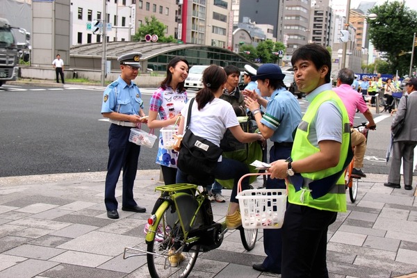 大阪で「信号守らせ隊」が発足…ちゃりん娘も啓発活動に参加