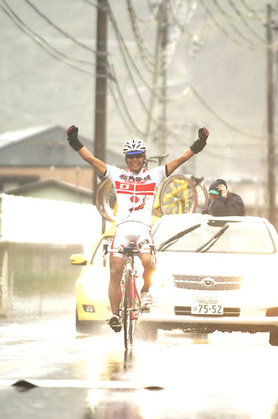 　第10回ツール・ド・熊野は5月10日、山岳コース119.6kmで第2ステージが行われ、途中の峠から抜け出した5選手の中から新城幸也（23＝梅丹本舗・GDR）が独走して区間優勝。