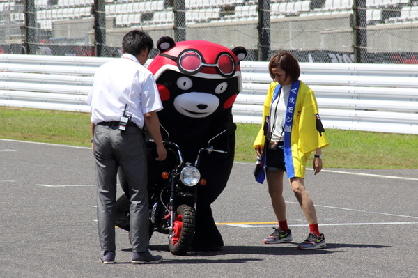 鈴鹿8耐の応援に登場したくまモン