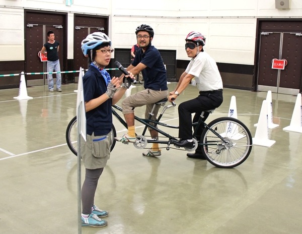 アイマスクをしてタンデム自転車の試乗を行い全盲を体感する東淀川区の金谷一郎区長