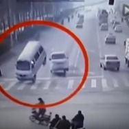 走行中の車がいきなり空に!?…中国で起こった謎の現象が怖いと話題に