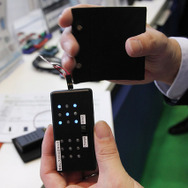 歩けば充電する発電インソール、10秒ごとに位置情報を発信【ウェアラブルEXPO】