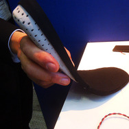 バッテリーレス、走って歩いて発電するインソールの将来【ウェアラブルEXPO16】