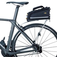 ロードバイクの後部に取り付けられるトピークの荷台