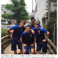 サッカー日本代表の散歩隊…吉田麻也にファンは「心霊写真みたい」
