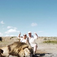 射殺したライオンと記念撮影…背後には仲間のライオンが！