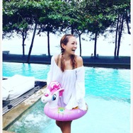 浜崎あゆみ、浮き輪で笑顔…「可愛い！」「白鳥の湖みたい」と反響