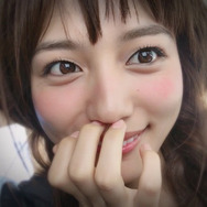 川口春奈、クリスマスメッセージと共に“可愛すぎる編みこみスタイル”を披露
