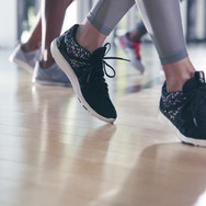 アシックス、スポーツクラブでの運動に適したトレーニングシューズ発売