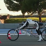 最高時速333km！ロケットエンジン搭載の自転車が爆走する動画が凄まじい