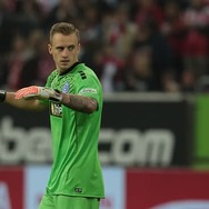 【動画】給水中にまさかの失点…デュイスブルクGKの珍プレイが話題に