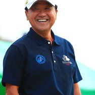 PGA会長の倉本昌弘と共同制作したポロシャツ第3弾発売… ブラック＆ホワイトスポーツウェア