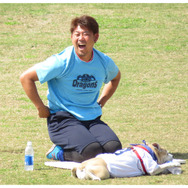 “岩瀬犬”と戯れる中日・松坂【写真：福谷佑介】