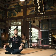 F1日本GPで勝てますようにとダニエル・リカルドが東京・谷中で祈祷