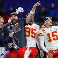 【NFL】「殺されちゃうよ」チーフスのトラビス・ケルシー、婚約者テイラー・スウィフトの椅子を壊してポツリ……番組収録中にアクシデント