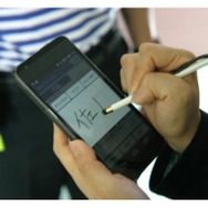 佐川急便、スマホにサインで荷物を受領できる「電子サイン」開始